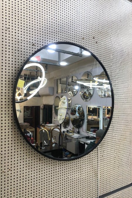 مراية دائرية بإطار أسود